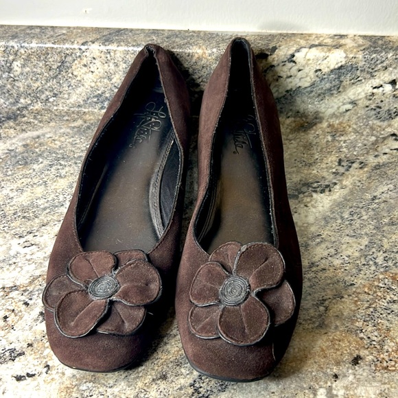 Life Stride Shoes - Life Stride suede flat shoes for women. Size 11W